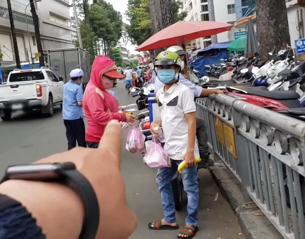 Vì một hộp cơm nhân danh từ thiện mà sỉ nhục người nghèo, đó là tội ác!-1