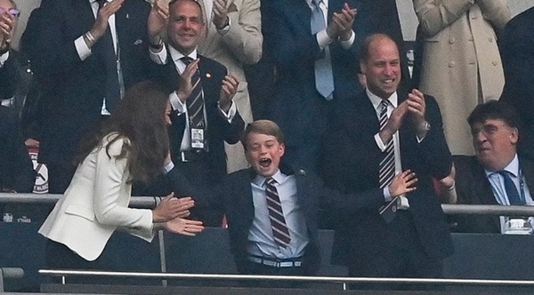 Khoảng khắc Hoàng tử George thẫn thờ sau thất bại của đội tuyển Anh ở trận chung kết EURO 2020 gây chú ý-7