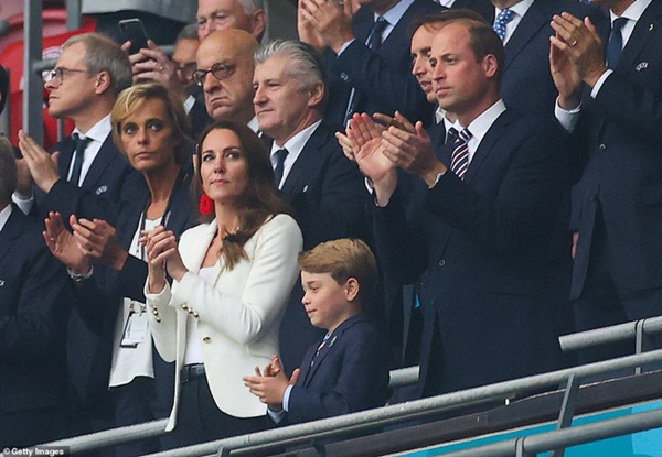 Khoảng khắc Hoàng tử George thẫn thờ sau thất bại của đội tuyển Anh ở trận chung kết EURO 2020 gây chú ý-4