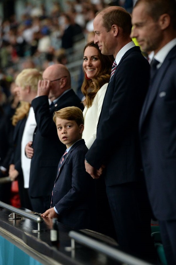 Khoảng khắc Hoàng tử George thẫn thờ sau thất bại của đội tuyển Anh ở trận chung kết EURO 2020 gây chú ý-3