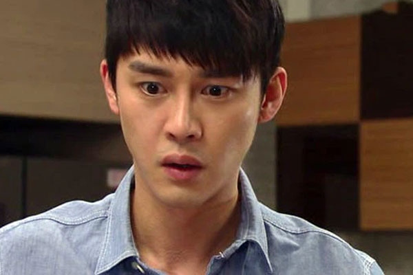 Lần đầu về quê vợ sau đám cưới, vào phòng mẹ vợ ngủ tạm, lật chiếu lên mà tôi run người nhìn thứ bên dưới-1