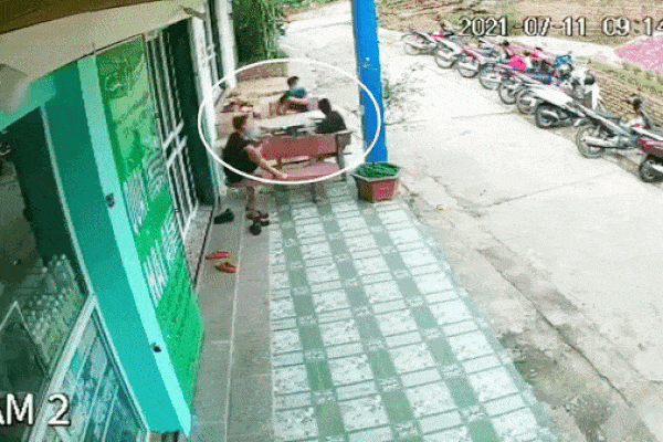 Đang ngồi uống nước, 3 thanh niên thất kinh khi thấy 'xế hộp' bay lộn như trong phim hành động