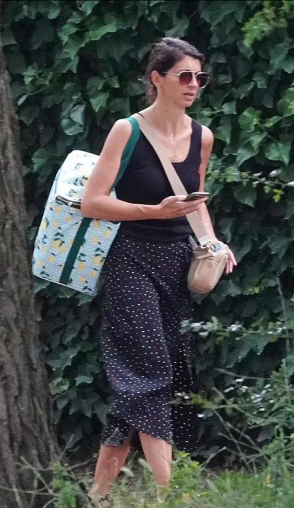 Nữ trợ lý ngoại tình với Bộ trưởng Y tế Anh lủi thủi một mình, khác một trời một vực với người vợ bản lĩnh-1