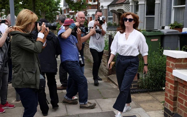 Nữ trợ lý ngoại tình với Bộ trưởng Y tế Anh lủi thủi một mình, khác một trời một vực với người vợ bản lĩnh-2