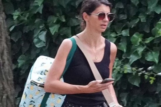 Nữ trợ lý ngoại tình với Bộ trưởng Y tế Anh lủi thủi một mình, khác 