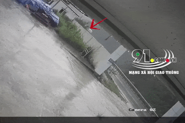 Khoảnh khắc xe tải vỡ vụn khi đối đầu container, tài xế tử vong tại chỗ