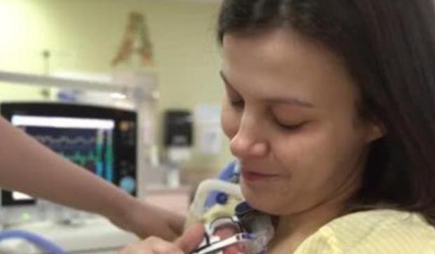 Em bé nhỏ nhất thế giới có chiều dài cơ thể chỉ bằng một cái bút, cuộc sống hiện tại khiến nhiều người bất ngờ!-7