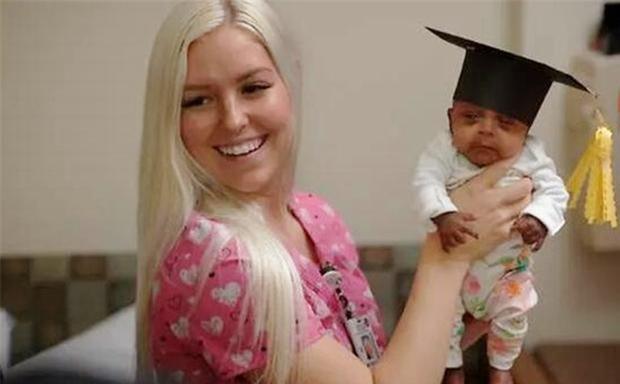 Em bé nhỏ nhất thế giới có chiều dài cơ thể chỉ bằng một cái bút, cuộc sống hiện tại khiến nhiều người bất ngờ!-5