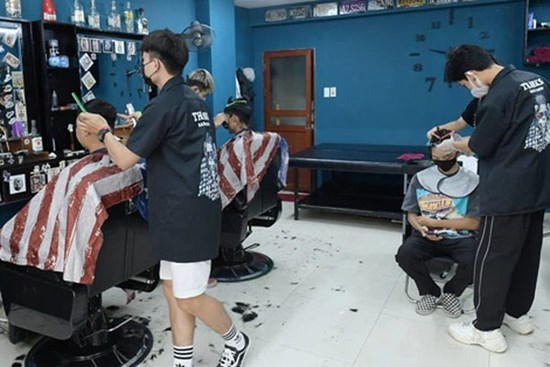 Hoả tốc: Từ 0h ngày 13/7 Hà Nội dừng cắt tóc, quán ăn chỉ được bán mang về