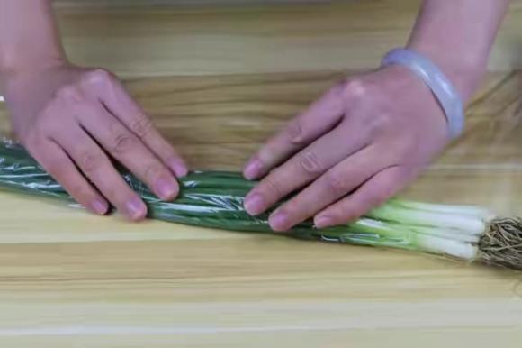 Bảo quản hành lá, tránh cho vào tủ lạnh trực tiếp, hãy nhớ hai mẹo này, để nửa năm hành vẫn tươi-2