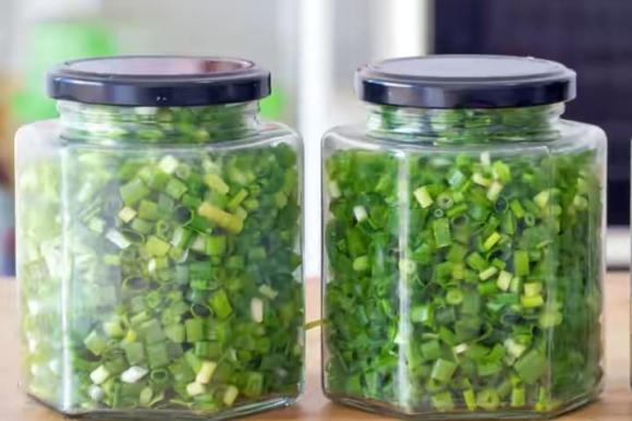 Bảo quản hành lá, tránh cho vào tủ lạnh trực tiếp, hãy nhớ hai mẹo này, để nửa năm hành vẫn tươi-3