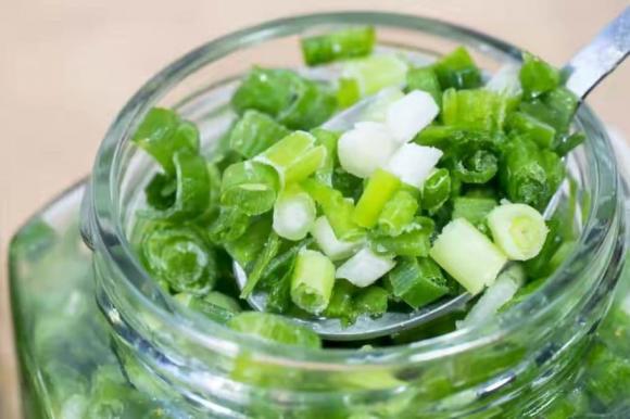 Bảo quản hành lá, tránh cho vào tủ lạnh trực tiếp, hãy nhớ hai mẹo này, để nửa năm hành vẫn tươi-4