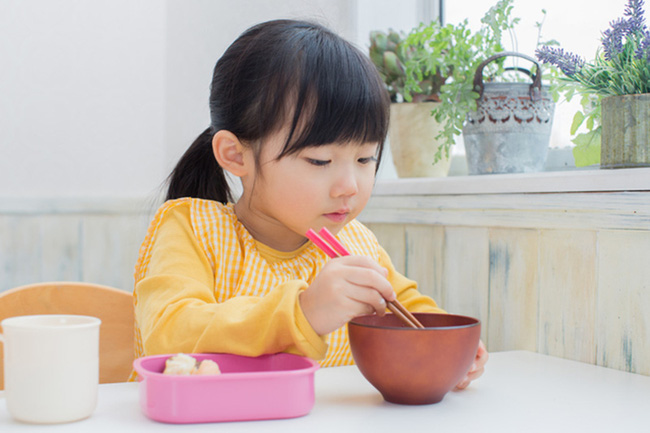 Nhiều người nghĩ trẻ thuận tay trái thường thông minh hơn, sự thật ra sao?-3
