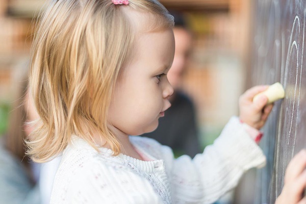 Con trai cởi quần áo trước mặt người lớn, bà mẹ vội ngăn thì cậu bé nói 1 câu khiến chị ngượng chín mặt-3