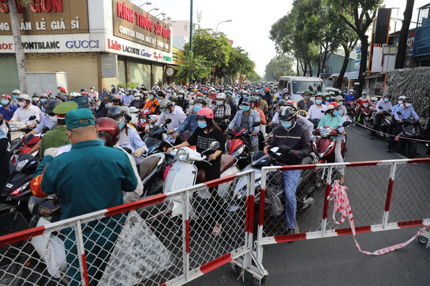 Ùn tắc kinh hoàng tại chốt kiểm soát chống dịch COVID-19 ở TP.HCM-2