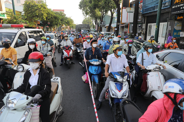 Ùn tắc kinh hoàng tại chốt kiểm soát chống dịch COVID-19 ở TP.HCM-3