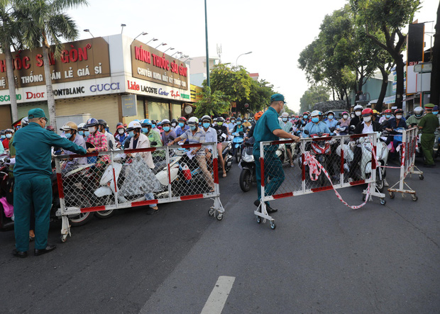 Ùn tắc kinh hoàng tại chốt kiểm soát chống dịch COVID-19 ở TP.HCM-4