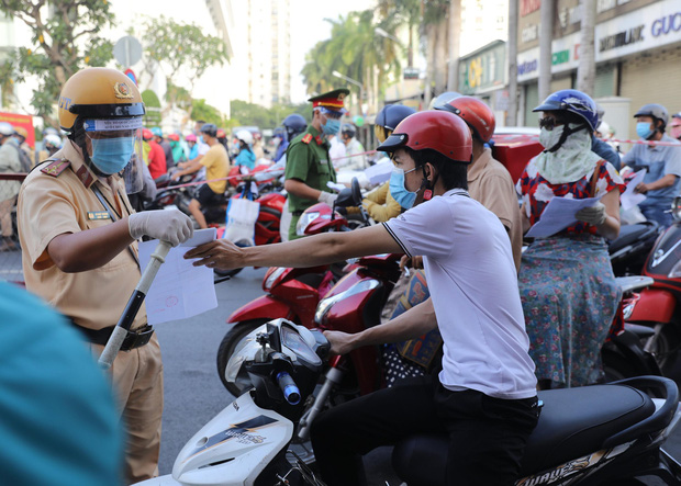 Ùn tắc kinh hoàng tại chốt kiểm soát chống dịch COVID-19 ở TP.HCM-5