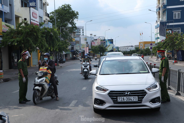 Ùn tắc kinh hoàng tại chốt kiểm soát chống dịch COVID-19 ở TP.HCM-10