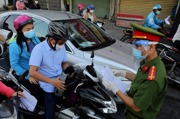 Ùn tắc kinh hoàng tại chốt kiểm soát chống dịch COVID-19 ở TP.HCM-7