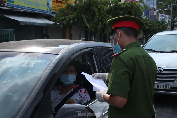 Ùn tắc kinh hoàng tại chốt kiểm soát chống dịch COVID-19 ở TP.HCM-8