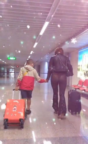 Người phụ nữ thả rông đi khắp Sài Gòn tiếp tục đốt mắt dân mạng với bức ảnh hở vòng 1 phản cảm tuyệt đối-4