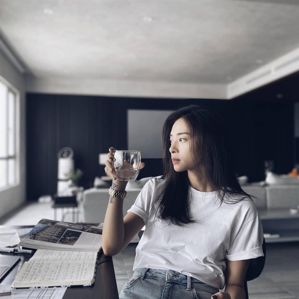 Ngô Thanh Vân rất chăm diện áo thun, nhưng có kiểu nàng 30+ không nên copy vì dễ thành cưa sừng làm nghé-4