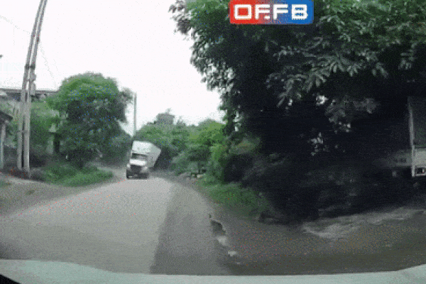 Cặp nam nữ ngã văng xuống đường sau va chạm, cái kết làm cảnh tỉnh nhiều người-1