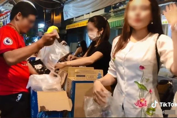 Danh tính cô gái quát sa sả hai mẹ con: Thường phát quà từ thiện, hay chỉ tay, nói trống không với người nghèo-2