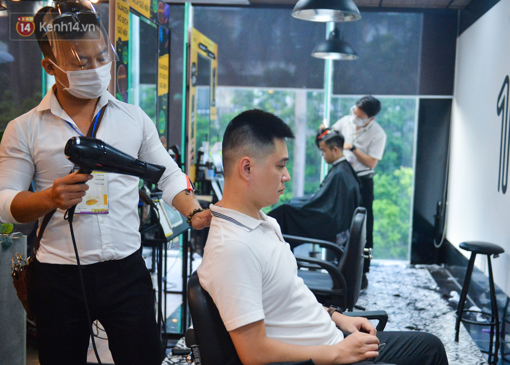Ảnh: Người Hà Nội đổ xô đi cắt tóc, nhiều người phải quay xe vì tiệm quá tải, không nhận thêm khách-4