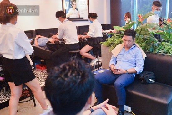 Ảnh: Người Hà Nội đổ xô đi cắt tóc, nhiều người phải ''quay xe