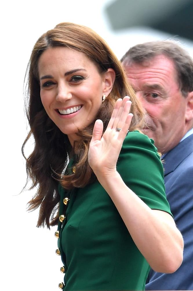 Công nương Kate lại đi vào vết xe đổ: 2 lần diện váy xanh đều gây hiểu lầm tai hại-6