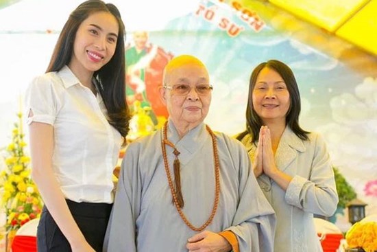 Mẹ Thuỷ Tiên đáp trả khi bị netizen chỉ trích chuyện từ thiện: 