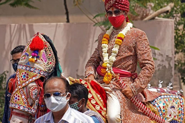 Mẹ chú rể rút dép đánh con trai tới tấp giữa đám cưới vì không vừa lòng với... cô dâu-1