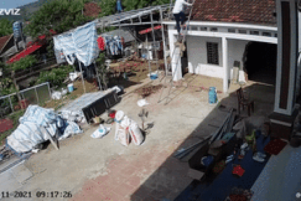 Leo thang lên mái nhà, người đàn ông gặp tai nạn đáng sợ sau vài giây