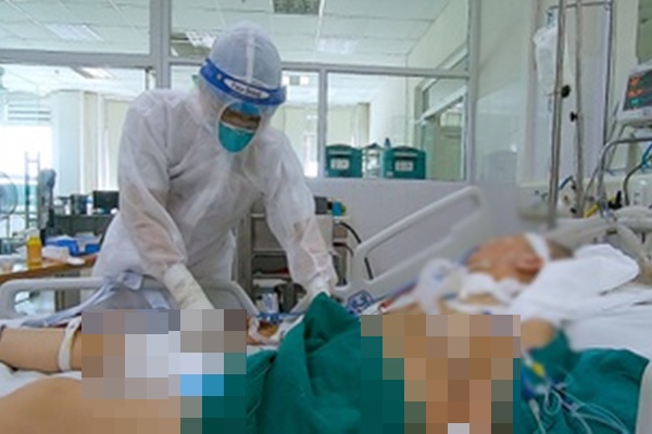 Bà nội khóc, đứng từ xa nhìn cháu đi cách ly-1