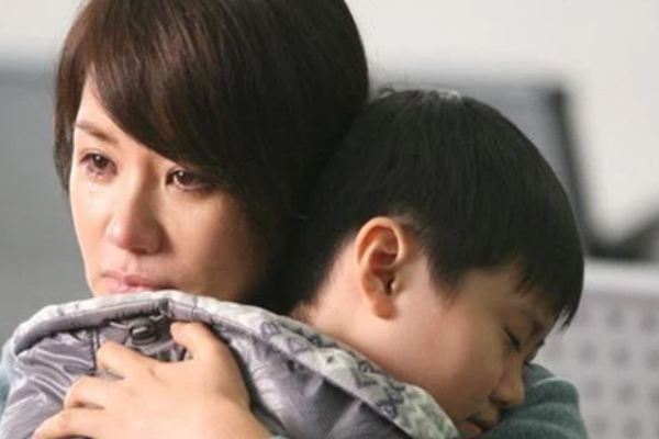 Bế con vào bệnh viện vô tình thấy chồng đang đi ở hành lang, bám theo sau, vợ điếng người vì cảnh tượng trước mắt-2