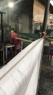 Mùa dịch không tiện giao đồ ăn tận tay cho khách, chủ quán lấy món đồ chơi của con ra thí nghiệm nào ngờ thành công vang dội!-1