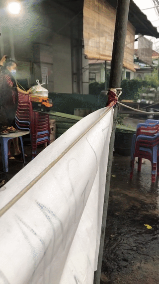 Mùa dịch không tiện giao đồ ăn tận tay cho khách, chủ quán lấy món đồ chơi của con ra thí nghiệm nào ngờ thành công vang dội!-2