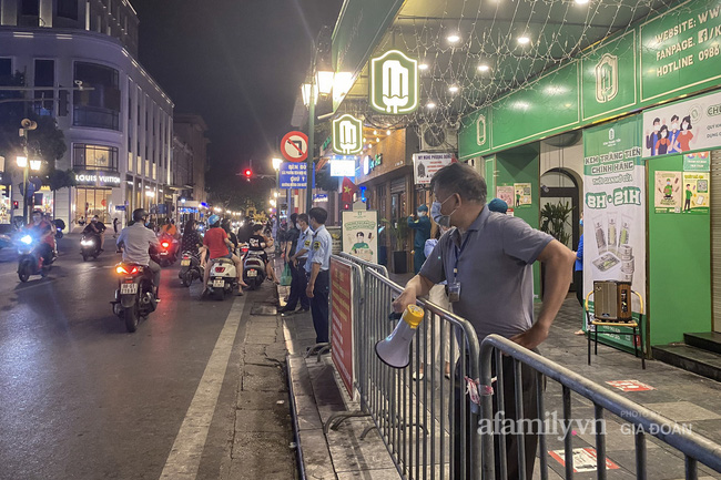 Hàng trăm người tụ tập sau 21h bất chấp dịch bệnh, Kem Tràng Tiền bị xử phạt 15 triệu đồng-3
