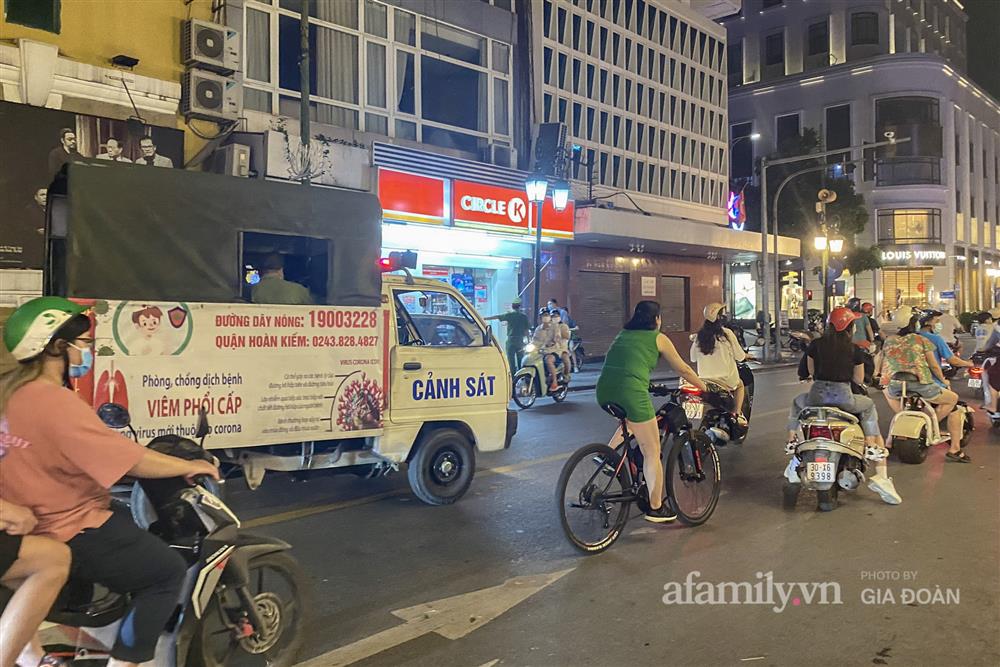 Hàng trăm người tụ tập sau 21h bất chấp dịch bệnh, Kem Tràng Tiền bị xử phạt 15 triệu đồng-5