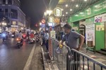 Hà Nội: Hàng trăm nam thanh nữ tú ra công viên tập thể dục, ăn nhậu, tâm sự thấy công an bỏ chạy toán loạn-13