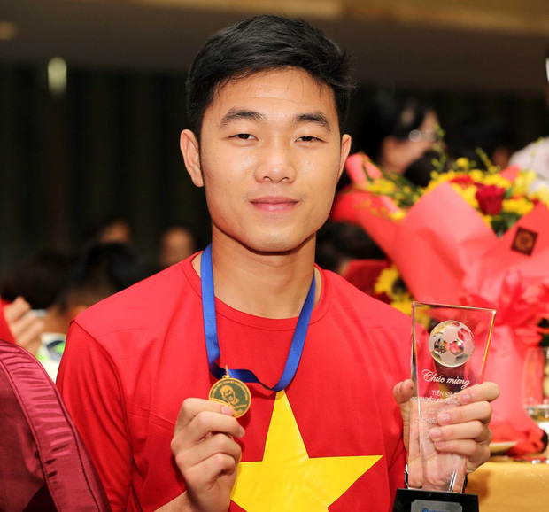 Bây giờ mới kể: Lương Xuân Trường bị an ninh sân bay UAE giữ lại vì tưởng... nhắm mắt lúc nhập cảnh-4