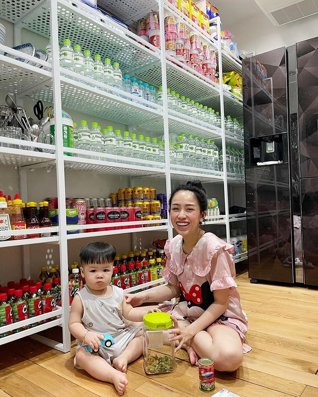 Hội hot mom, hot girl đua nhau khoe đồ ăn tích trữ trong những ngày Sài Gòn giãn cách, khủng nhất là con gái ông trùm Minh Nhựa-2