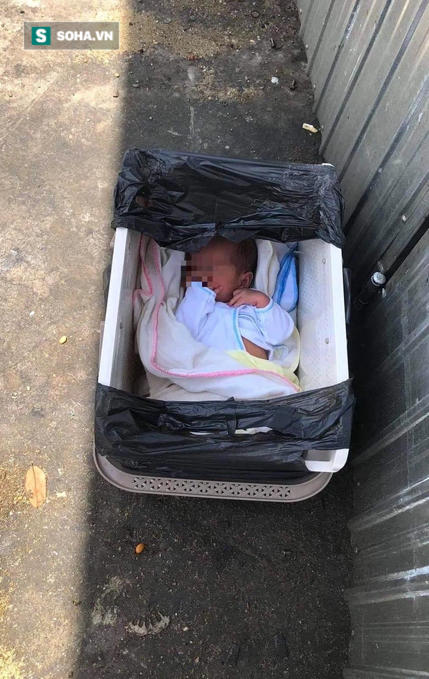 Vụ bé trai sơ sinh bị bỏ trước nhà đôi vợ chồng hiếm muộn: Vợ chồng tôi chạy chữa suốt 20 năm...-1