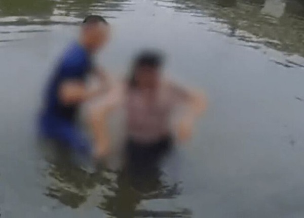 Phát hiện em bé bên trong xe đẩy ở bên cầu, người đàn ông đến xem rồi vội vã nhảy xuống nước và tình huống thót tim tại đó-2