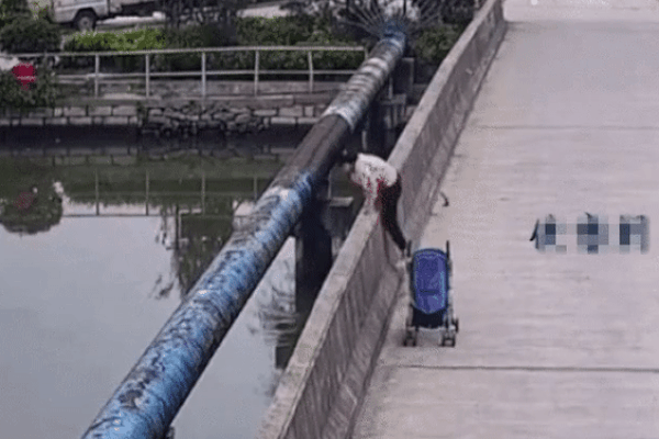Phát hiện em bé bên trong xe đẩy ở bên cầu, người đàn ông đến xem rồi vội vã nhảy xuống nước và tình huống thót tim tại đó-1