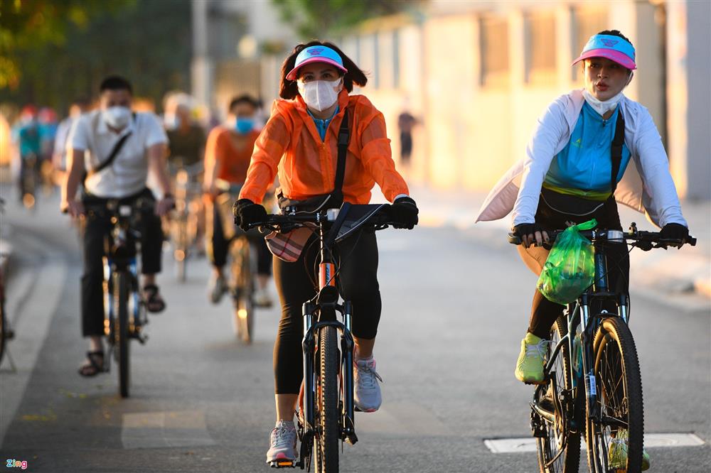 Hồ Tây, hồ Gươm đông người đạp xe, đi bộ-2