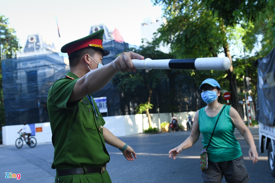 Hồ Tây, hồ Gươm đông người đạp xe, đi bộ-8