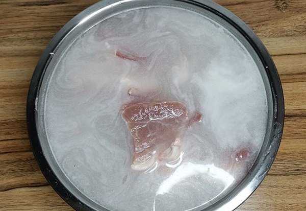 Thịt lợn mua về bỏ luôn tủ đá là sai, làm thêm 1 bước để thịt tươi mới, mọng nước, không khô-3